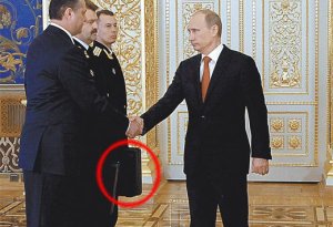Putinin hamıdan gizlədilən çantasında görün nə var: Məxfi düymə nə üçündür? + ŞOK VİDEO