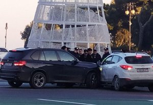 Bakının mərkəzində zəncirvari qəza - Polislər görün nə etdi - FOTO