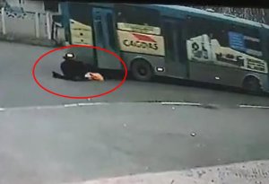 Qadın hərəkətdə olan avtobusdan yıxılıb öldü - VİDEO