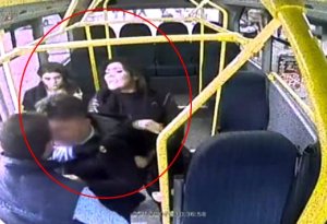 Avtobusda biabırçılıq: Qıza əxlaqsızlıq edən kişini bu hala saldılar (VİDEO)