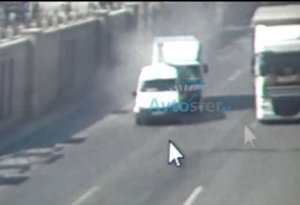Bakıda sürücü sükan arxasında yatdı: Sərnişin dolu mikroavtobusa çırpıldı - ANBAAN VİDEO