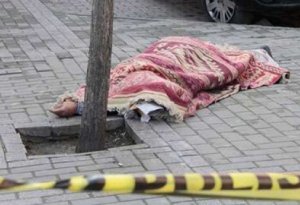 Azərbaycanda dəhşət: Kişi bir neçə maşının altında qaldı,meyiti parçalandı