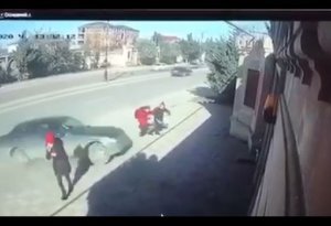 Abşeronda dəhşət: Avtomobil iki şagirdi vurdu - ANBAAN VİDEO