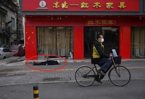 İnsanlar küçədə virusdan yıxılıb öldü — Çindən dəhşətli FOTOLAR (18+)