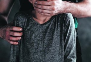 Azərbaycanda DƏHŞƏT: Kişi 11 yaşlı oğlanı zorladı,atası pul alıb bağışladı +VİDEO