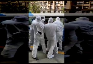 Koronoviruslu adamı zorla maşına salıb apardılar (VİDEO)
