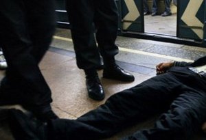 Bakıda 30 yaşlı kişi metronun çıxışında öldü