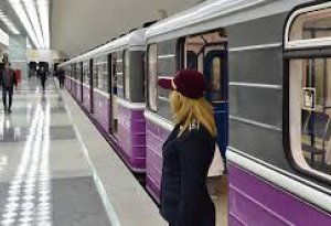 Azərbaycanda məmur işə metroyla getdi +FOTO