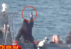Görüntülər şok etdi: Polis miqrantları dənizin ortasında güllələdi +VİDEO