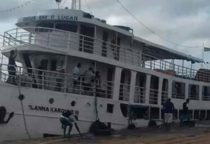 Turistlərin olduğu gəmi batdı - Çox sayda ölü var (VİDEO)