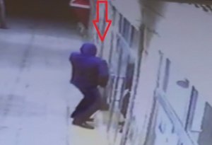 Bakıda qadın paltarı geyinmiş kişi oğurluq etmək istəyərkən kameralara düşüb - VİDEO
