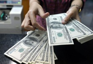 Azərbaycanın bəzi banklarında dollar satışı dayandırılıb - SİYAHI