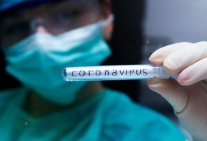 Koronavirus testi keçirmək istəyən tibb işçilərinə hücum edildi - VİDEO