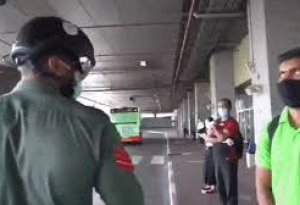 Полиция ОАЭ использует шлемы для распознавания людей с признаками коронавируса — видео