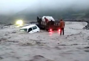 Azərbaycanda DƏHŞƏT: sel 2 avtomobili apardı, insanlar suyun ortasında qaldı  - VİDEO