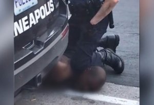 Amerika polisi şübhəlini boğub öldürdü - +18 Video