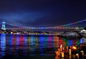 İstanbulun rəmzləri Azərbaycan bayrağının rəngləri ilə işıqlandırılır - FOTO