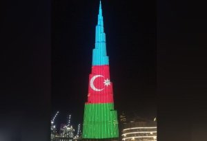 Qürurverici görüntü: Azərbaycan bayrağı dünyanın ən hündür binasında dalğalandı