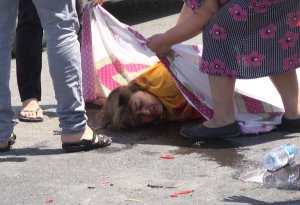Bakıda marşrutdan yıxılan qadın avtomobilin altında qaldı - DƏHŞƏTLİ VİDEO