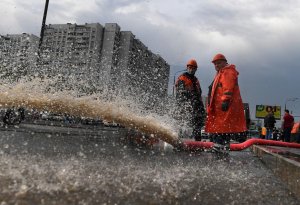 Moskvada güclü yağış 30-dan çox avtomobil ylunu su altında qoyub - VİDEO