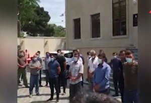 Bakıda 55 nəfərin tutulduğu əməliyyatdan şok görüntü: Polis yatdıqları yerdə tutudu (VİDEO)
