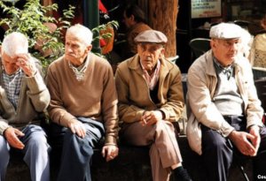 Qərar layihəsi hazırlandı: Pensiya yaşı qadınlar üçün 57, kişilər üçün 60