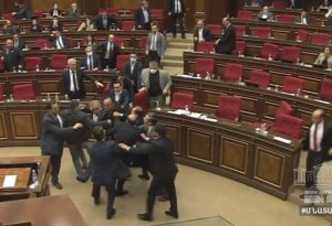 “Dayı” sözü Ermənistan parlamentini biri-birinə vurdu - VİDEO