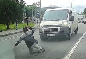 Yolu qadağan edilmiş yerdən keçən qadın ölümdən son anda xilas oldu - VİDEO