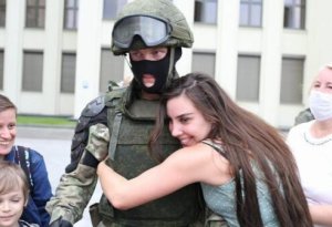Belarusda polislər etirazçılara dəstək oldu - FOTO - VİDEO