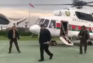 Lukaşenko əlində avtomat müxalifətin üstünə gəldi - Şok video