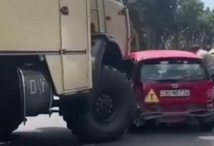 Bakıda təlim avtomobili hərbi maşının altına girdi: avtomobildə qadınlar olub - FOTO