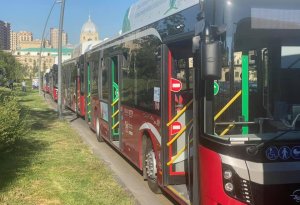 Metronun qarşısından hərəkət edəcək əlavə avtobuslar xəttə buraxılır - FOTO