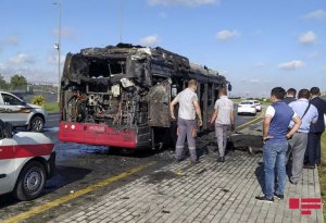 SON DƏQİQƏ! Bakıda sərnişin  avtobusu yandı - Hadisə yerindən video
