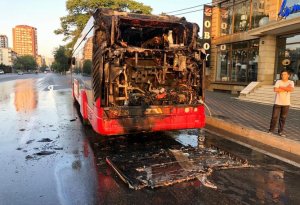 Bakıda qorxulu anlar: Sərnişin avtobusu yandı