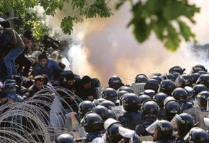 İrəvan QARIŞDI: Hökumət binasına basqın edildi - VİDEO
