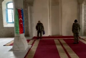 Azərbaycan əsgərləri Şuşa məscidində namaz qılır - VİDEO