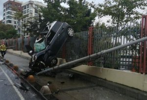 Sürüşkən yolda inanılmaz qəza: Avtomobil hasara 