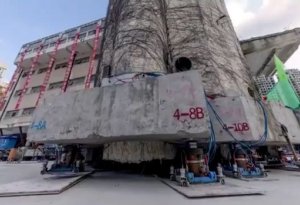 Çində məktəb binası yerdən götürülərək 62 metr kənara çəkildi - VİDEO