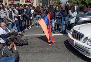 Erməni deputatın anası etirazçıların üstünə qaynar su atdı - VİDEO