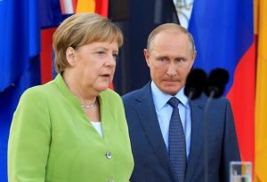 Merkeldən Kremlə çağırış: “Navalnını təcili buraxın”