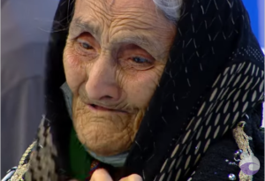 Azərbaycanda ŞOK: Övladları 92 yaşlı qadını televiziyanın qarşısına atdılar - FOTO