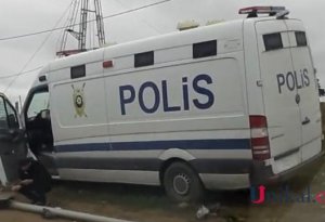 Bakıda məhbus daşıyan polis maşını qəzaya düşdü - Video