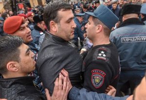 Ermənistanda ara qarışdı: Xeyli sayda tutulan var +VİDEO