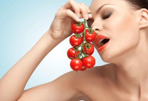 Pomidorla üzdəki ləkələri təmizləmək mümkündür
