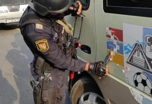 Qondarma erməni bayrağını silən polis GÖRÜN KİM İMİŞ +FOTO