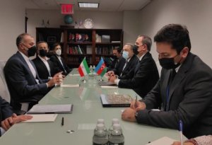 Ceyhun Bayramov İranın xarici işlər naziri ilə görüşüb