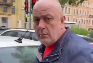 Azərbaycanlı taksi sürücüsü əlil qadını vurdu - üzünə tüpüdü - VİDEO