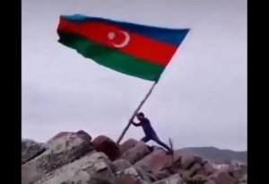 Tehrana etiraz olaraq İrandakı dağa Azərbaycan bayrağı sancıldı - VİDEO