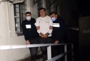 Saakaşvili türmə xəstəxanasına belə gətirildi - VİDEO