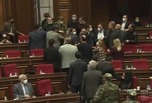 Türkiyə parlamentində dava: Deputatlar yumruqlaşdı - VİDEO